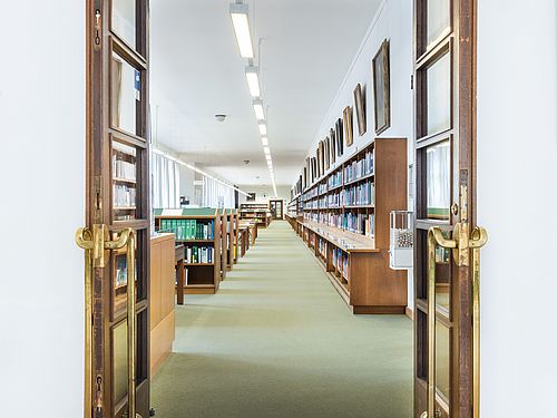 Herzlich Willkommen in der Bibliothek des Deutschen Museums! Offene Türen ermöglichen den Blick in den Lesesaal der Bibliothek des Deutschen Museums.