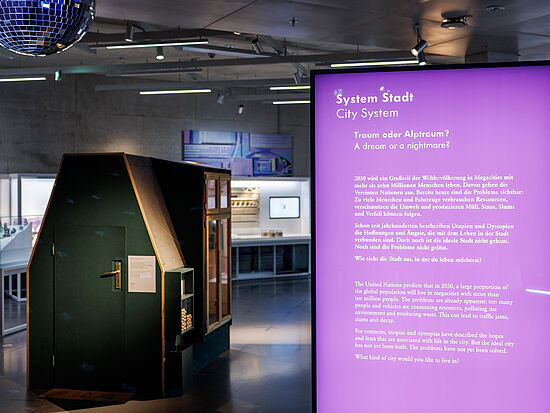 Tafel mit Text in Ausstellung