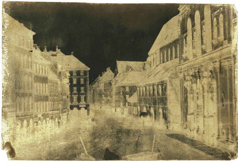 Straßenansicht, Negativbild weiß auf dunkelbraun.