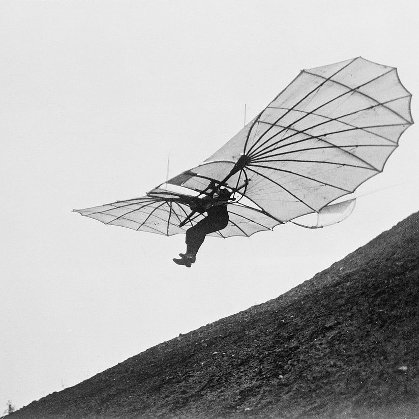 Otto Lilienthal am Fliegeberg Otto Lilienthal startet mit dem Normal-Segelapparat am Fliegeberg.